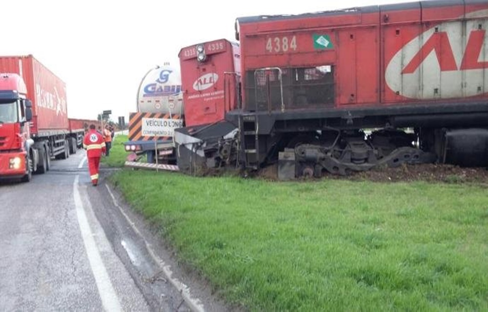 Ir para  <p>Um acidente envolvendo um caminh&atilde;o e uma composi&ccedil;&atilde;o ferrovi&aacute;ria interditou um trecho da BR 392 em Pelotas, no Sul do Estado, nesta quarta-feira. O acidente ocorreu&nbsp;no Km 65 da rodovia,...